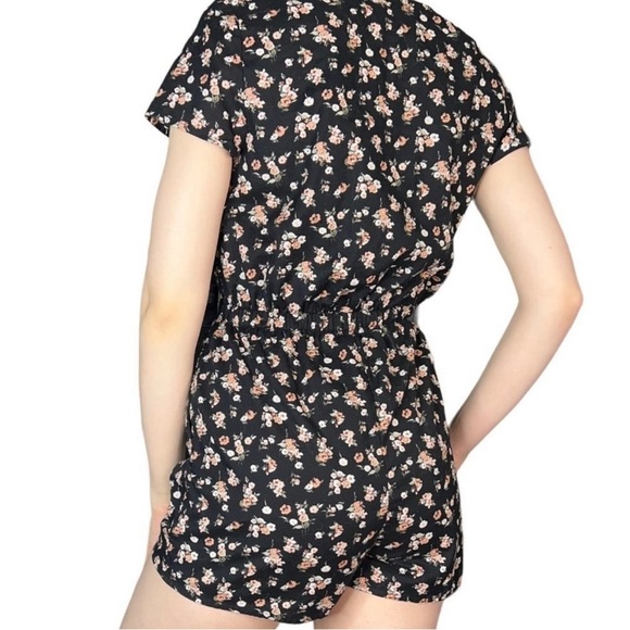 ABERCROMBIE & Fitch Floral Romper wrap top Sz Medium Black Floral Spring cotton - Picture 3 of 10